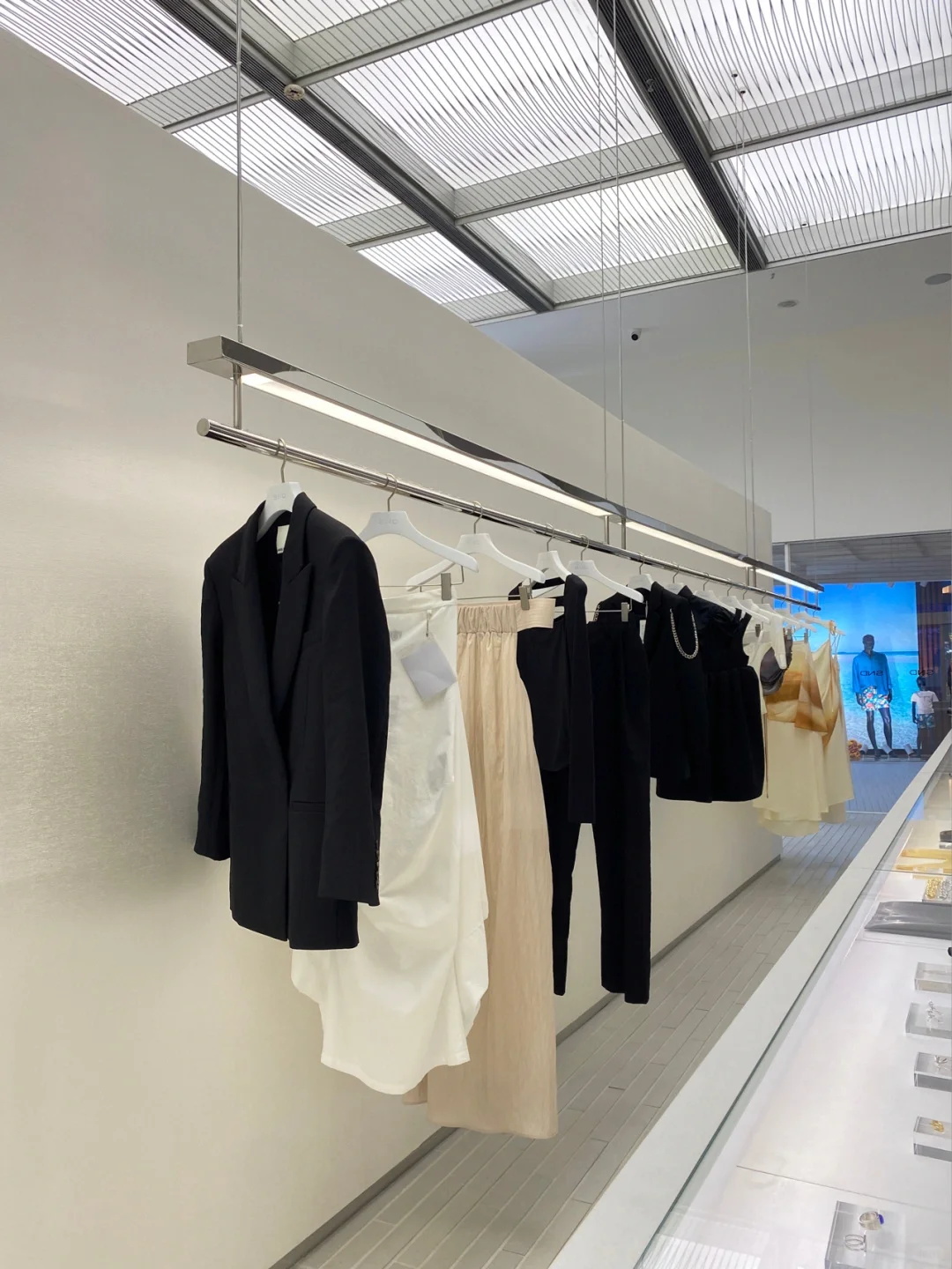 整齐悦目的女装店展示合集_5_橡玥货架_来自小红书网页版_看图王.jpg